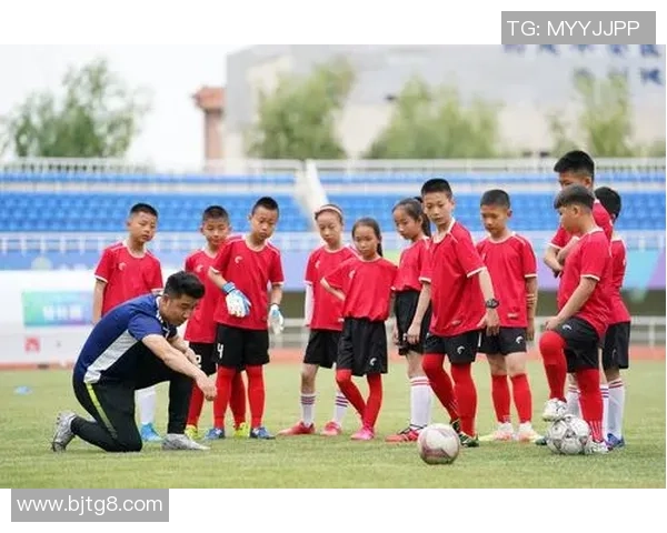中国足球球星头发渐白折射岁月无情仍旧坚守绿茵梦想