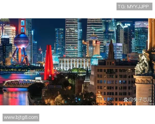 足球巨星畅游上海夜景感受城市魅力与文化交融